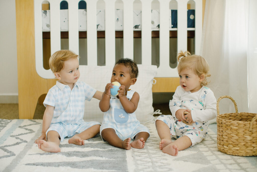 Bebês usando roupinhas de algodão Pima Peruano da Bobotchô - macacão curto e salopete